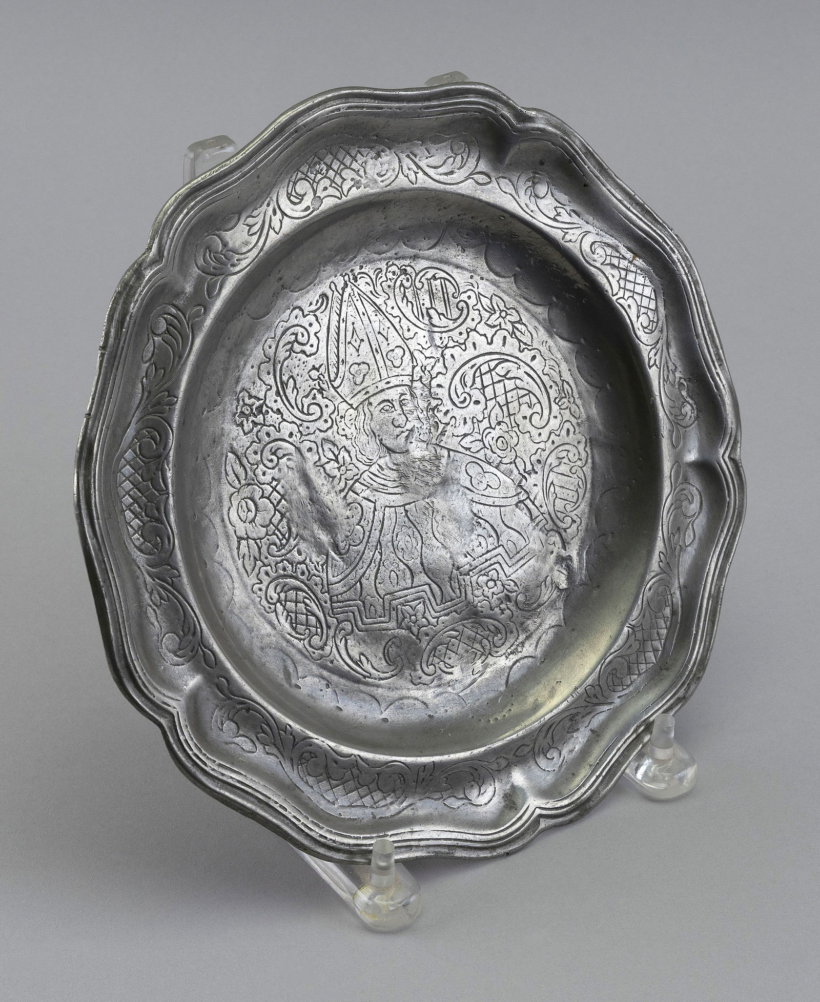 CONTINENTAL ENGRAVED PEWTER PLATE 18th Century Diameter 9.25". (1 of 4)