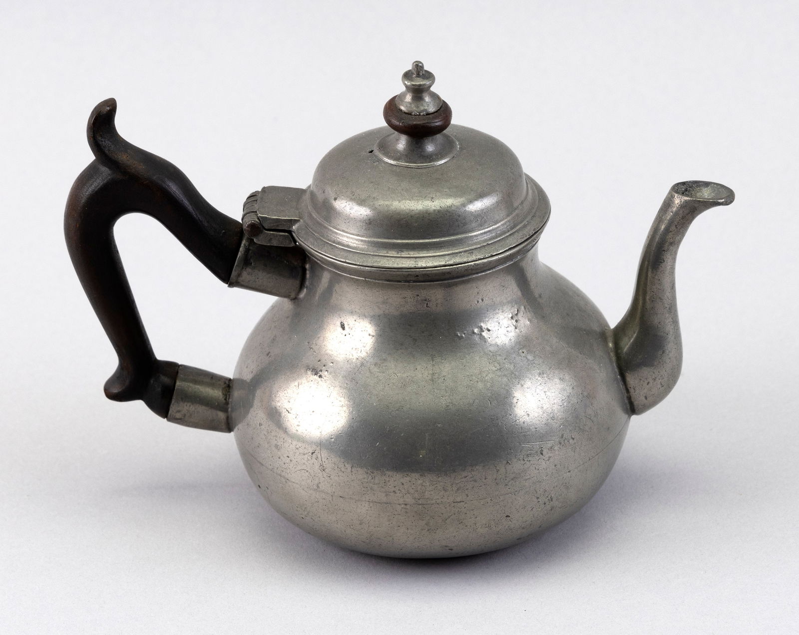 QUEEN ANNE PEWTER TEAPOT England, 18th/Early 19th Century Height 5". (1 of 4)