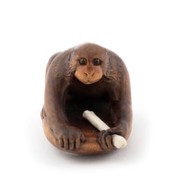 CARVED BOXWOOD NETSUKE BY DAVID CARLIN America, Contemporary Length 2".