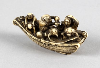 AMUSING JAPANESE IVORY NETSUKE SIGNED TOMOCHIKA 19th Century Length 2.5".