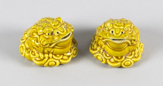 PAIR OF CHINESE YELLOW GLAZE THREE-LEGGED MONEY TOADS 20th Century Lengths 3".