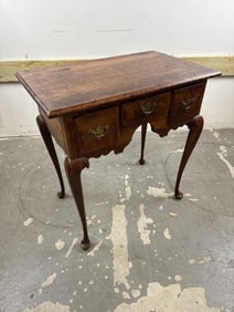 ENGLISH-STYLE BURLED WOOD VENEER LOWBOY 20th Century Height 29". Width 28". Depth 17".