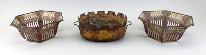 THREE PIECES OF TOLE 19th Century Height approx. 5".