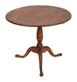 QUEEN ANNE MAPLE TILT-TOP TABLE 19th Century Height 25.5". Top diameter 32".