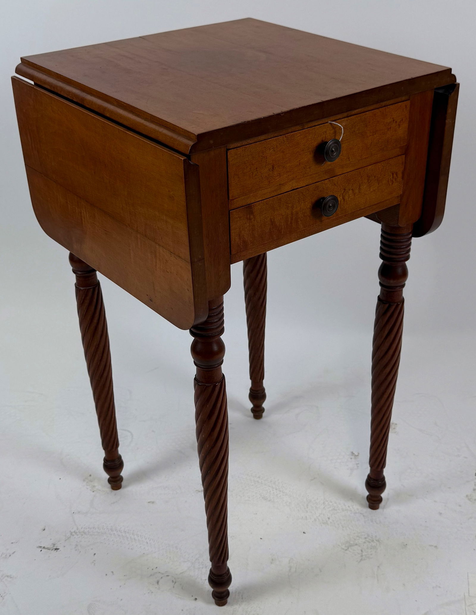 SHERATON-STYLE MAPLE STAND 20th Century Height 30". Width 15" plus two 9" drop leaves. Depth 16". (1 of 4)