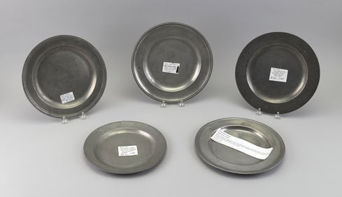 FIVE ENGLISH AND AMERICAN PEWTER PLATES 18th/19th Century Diameters from 8.75" to 9.5".