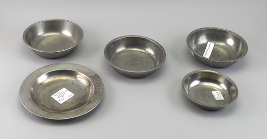 FIVE ENGLISH AND AMERICAN PEWTER BOWLS First Half of the 19th Century Diameters from 6.5" to 10".