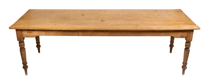 ENGLISH PINE FARM TABLE Second Half of the 19th Century Height 29". Length 95". Width 33".
