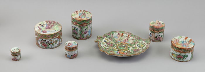 SEVEN PIECES OF ROSE MEDALLION PORCELAIN 19th Century