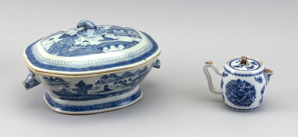TWO PIECES OF CHINESE EXPORT BLUE AND WHITE PORCELAIN 18/19th Century
