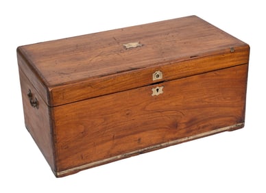BRASS-BOUND CAMPHORWOOD CAMPAIGN CHEST 19th Century Height 18.5". Width 40.5". Depth 21".
