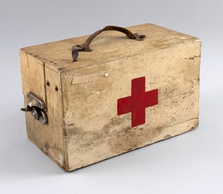 WORLD WAR I RED CROSS FIELD MEDICAL BOX Circa 1918 Height 8". Width 12.5". Depth 6".
