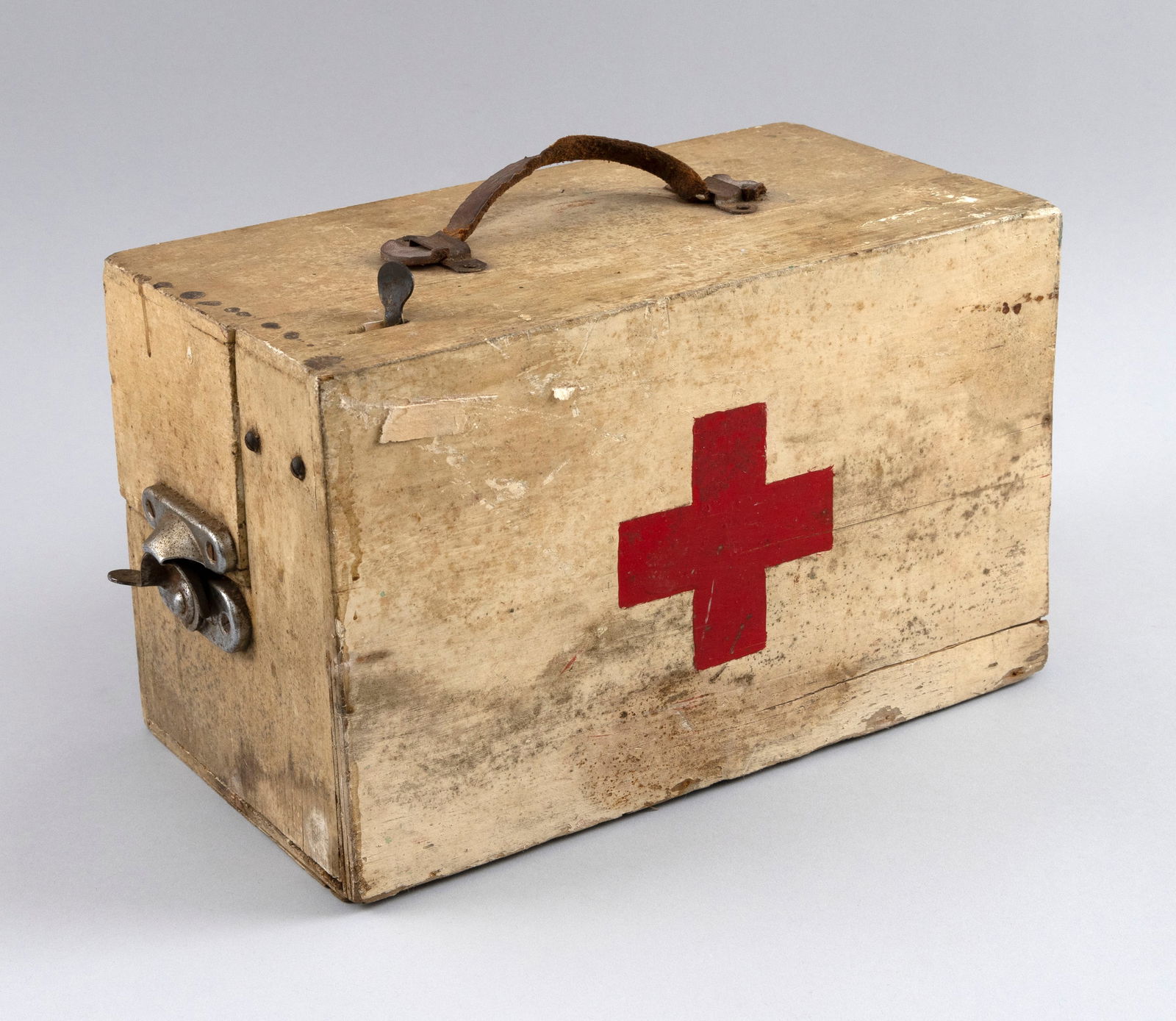 WORLD WAR I RED CROSS FIELD MEDICAL BOX Circa 1918 Height 8". Width 12.5". Depth 6". (1 of 3)