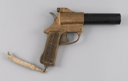 WORLD WAR II INTERNATIONAL FLARE GUN Dated 1943 Length 11".