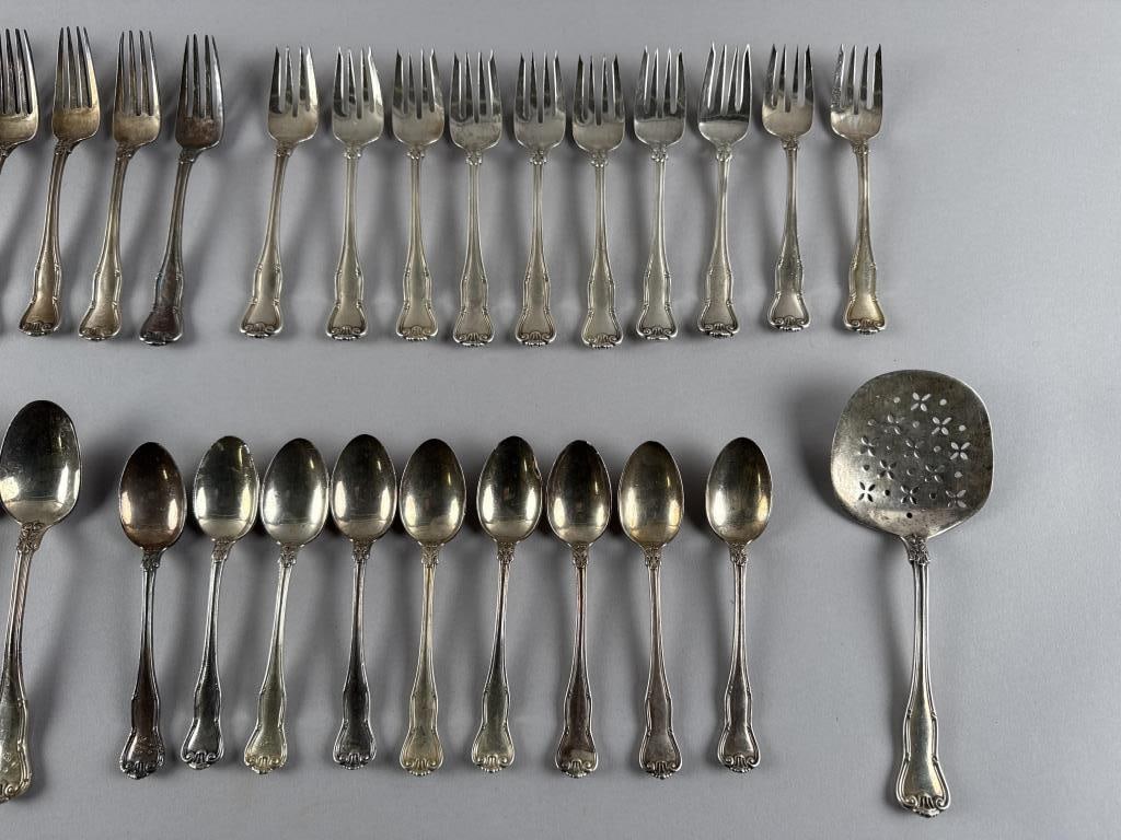 TIFFANY & CO. "PROVENCE" STERLING SILVER FLATWARE SET New York, Early 20th Century Approx. 76.0 troy - 2