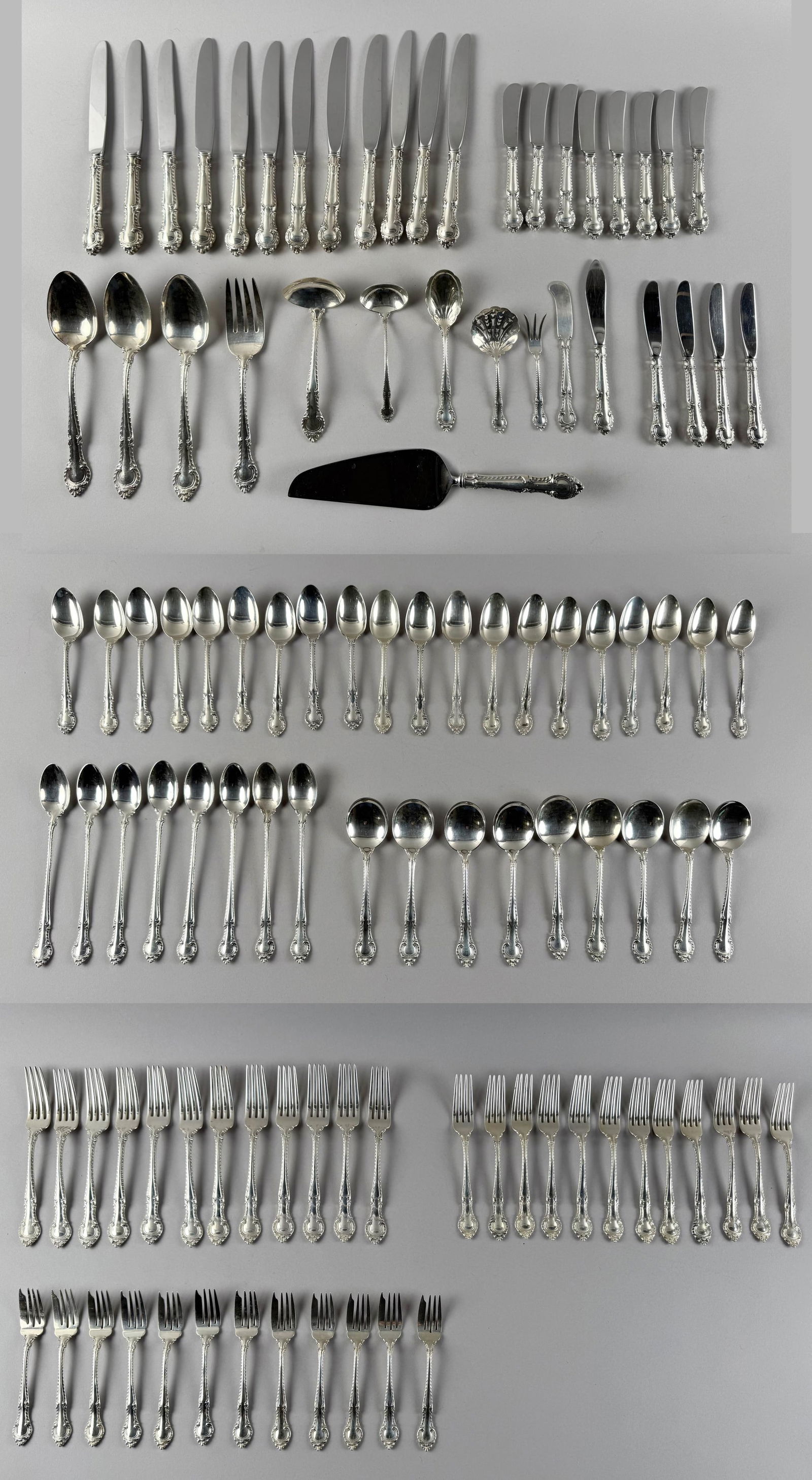 TOWLE "KING RICHARD" STERLING SILVER FLATWARE SET Massachusetts, Mid-20th Century Approx. 111.2 troy: TOWLE "KING RICHARD" STERLING SILVER FLATWARE SET Massachusetts, Mid-20th Century Nearly complete set for 12. Total of approx. 109 pieces. Consists of: 12 dinner forks, lengths 7.75" 12 luncheon