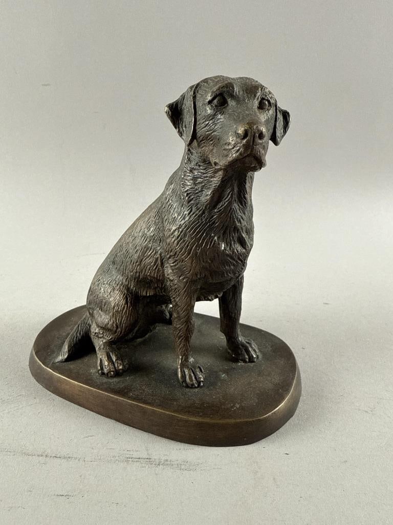 BRONZE OF A SEATED LABRADOR RETRIEVER 20th Century Height 6". (1 of 4)