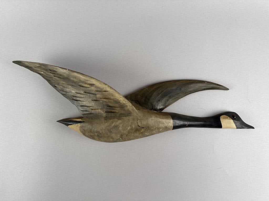 J. & V. BELL CANADA GOOSE WALL MOUNT 20th Century Length 21.5". (1 of 2)