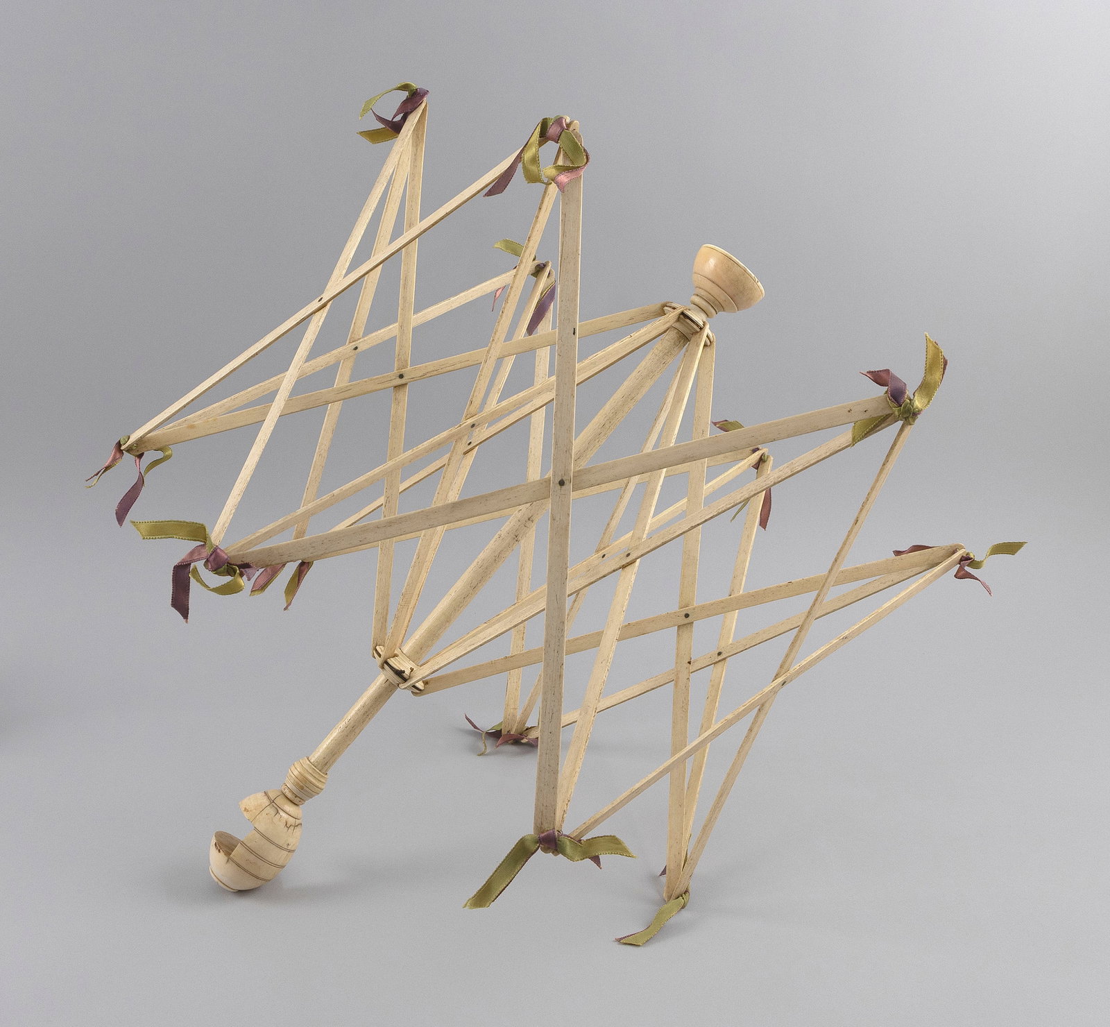 WHALEBONE AND WHALE IVORY SWIFT 19th Century Length 19.5". (1 of 3)