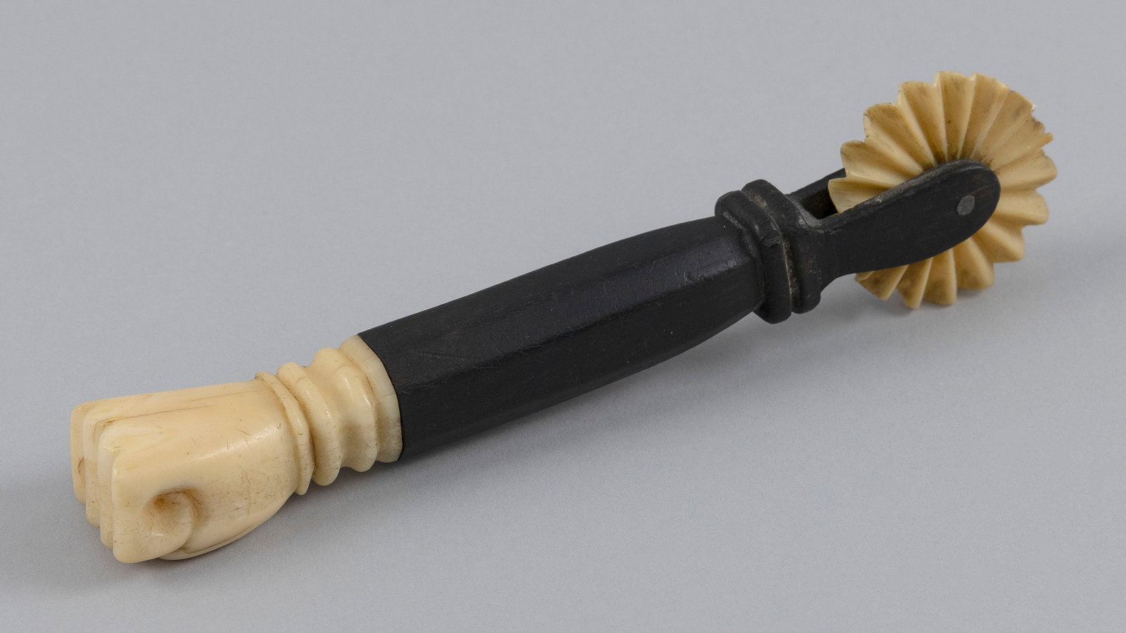 WHALE IVORY AND HARDWOOD CLENCHED FIST PIE CRIMPER 19th Century Length 6.5". (1 of 1)