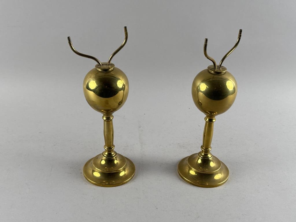 PAIR OF BRASS FLUID LAMPS 19th Century Heights 10.25".: PAIR OF BRASS FLUID LAMPS19th CenturyGlobular fonts.Heights 10.25".