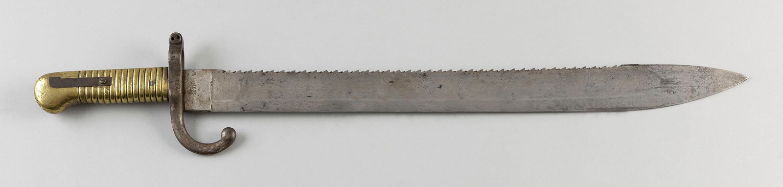 BELGIUM MODEL 1868 SAWBACK BAYONET 19th Century Length 23.5".: BELGIUM MODEL 1868 SAWBACK BAYONET19th CenturyStamped "1875". Includes a leather scabbard.Length 23.5".
