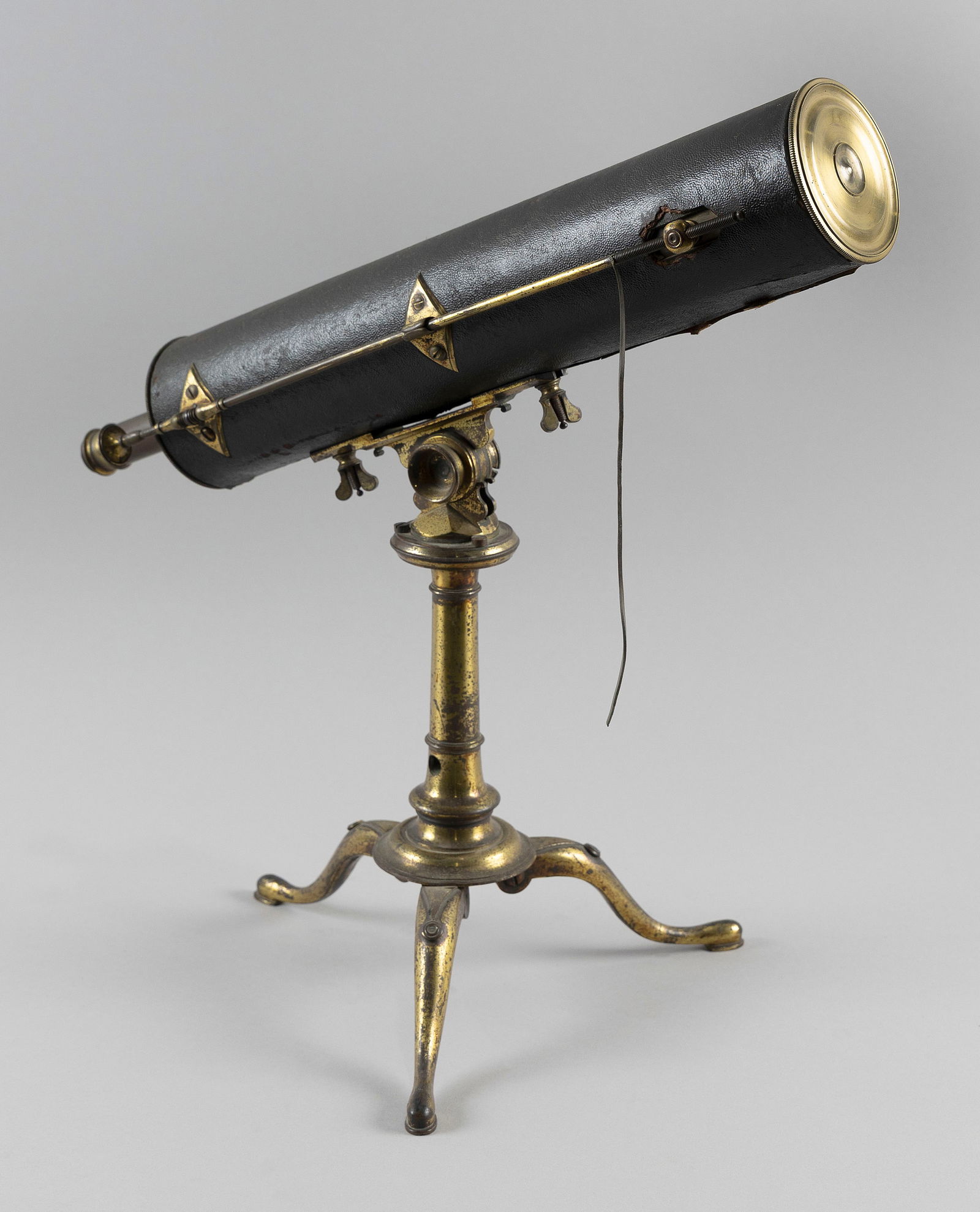 LEATHER-WRAPPED REFLECTING TELESCOPE ON A FOLDING BRASS TRIPOD Early 19th Century Collapsed height (1 of 1)