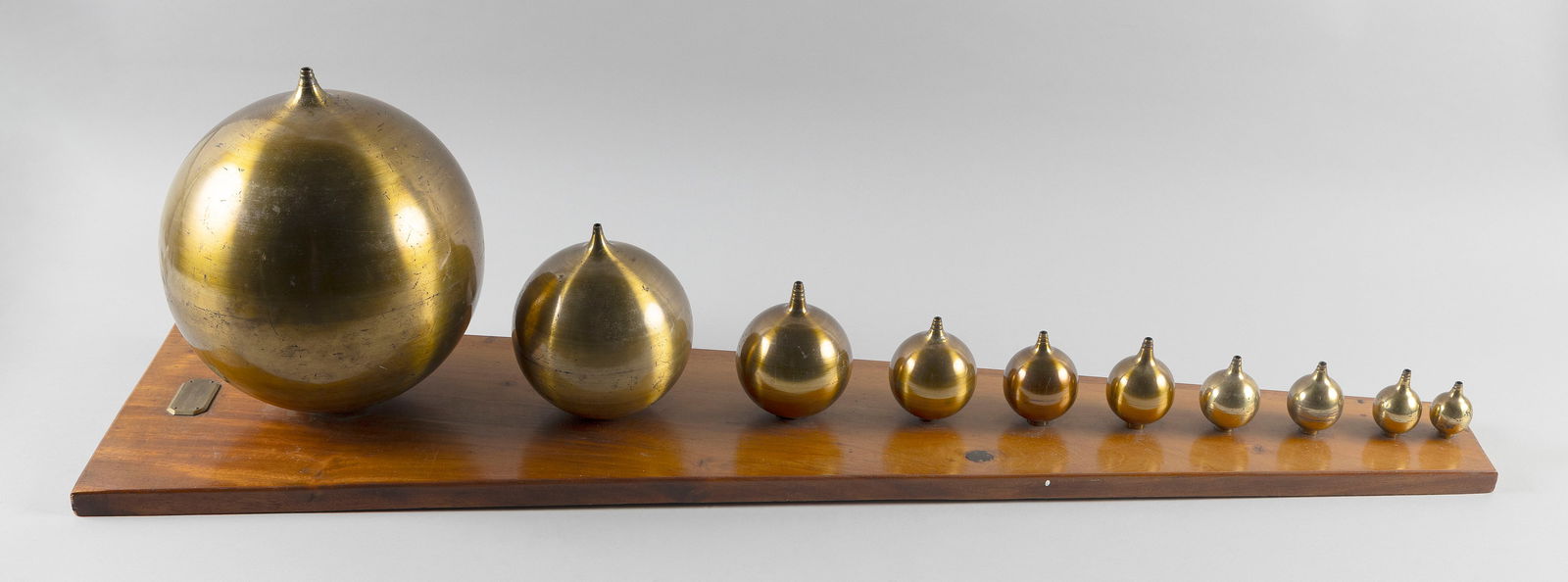 SET OF TEN HELMHOLTZ ACOUSTIC RESONATORS BY RUDOLPH KOENIG Paris, Late 19th Century Sphere diameters (1 of 1)