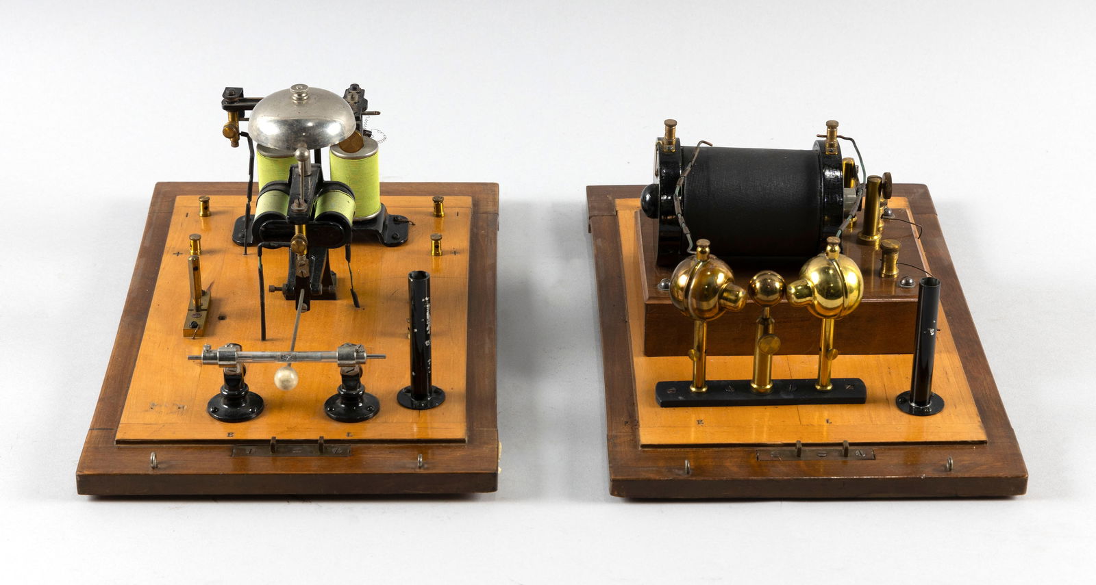 RARE COMPLETE ROBERT DROSTEN TELEGRAPH Brussels, Early 20th Century Case heights 7". Lengths 13.5".: RARE COMPLETE ROBERT DROSTEN TELEGRAPH Brussels, Early 20th Century Includes sender and receiver. Set within handled wooden cases. Case heights 7". Lengths 13.5". Widths 8.5".