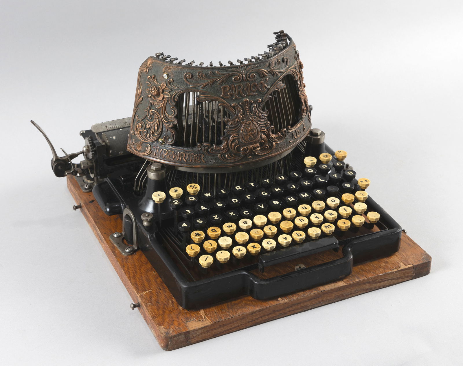 CHARLES SPIRO BAR-LOCK #6 TYPEWRITER New York, Late 19th Century Case height 10". Width 16". Depth (1 of 6)