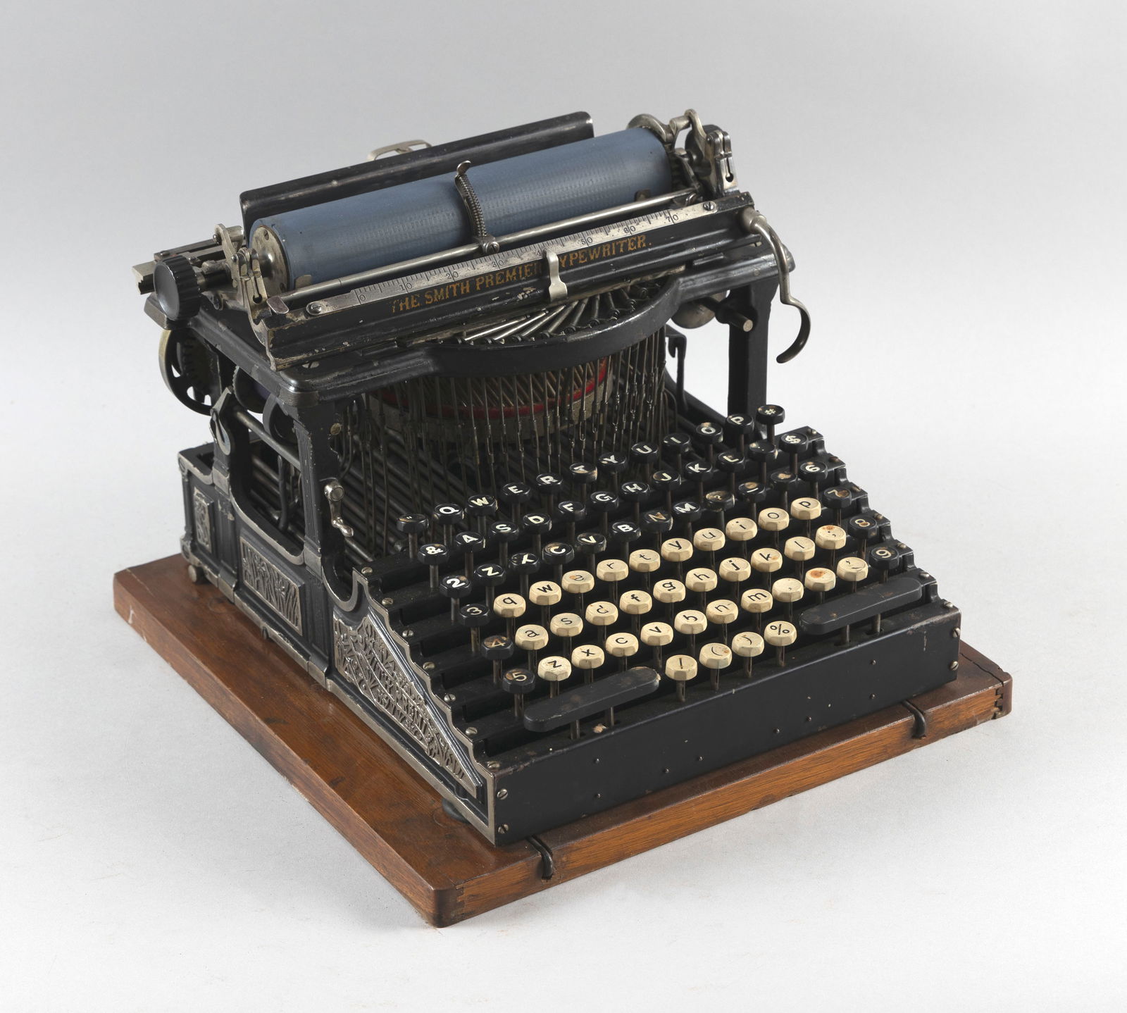 SMITH PREMIER TYPEWRITER Syracuse, New York, Early 20th Century Case height 13". Width 13.5". Depth (1 of 6)