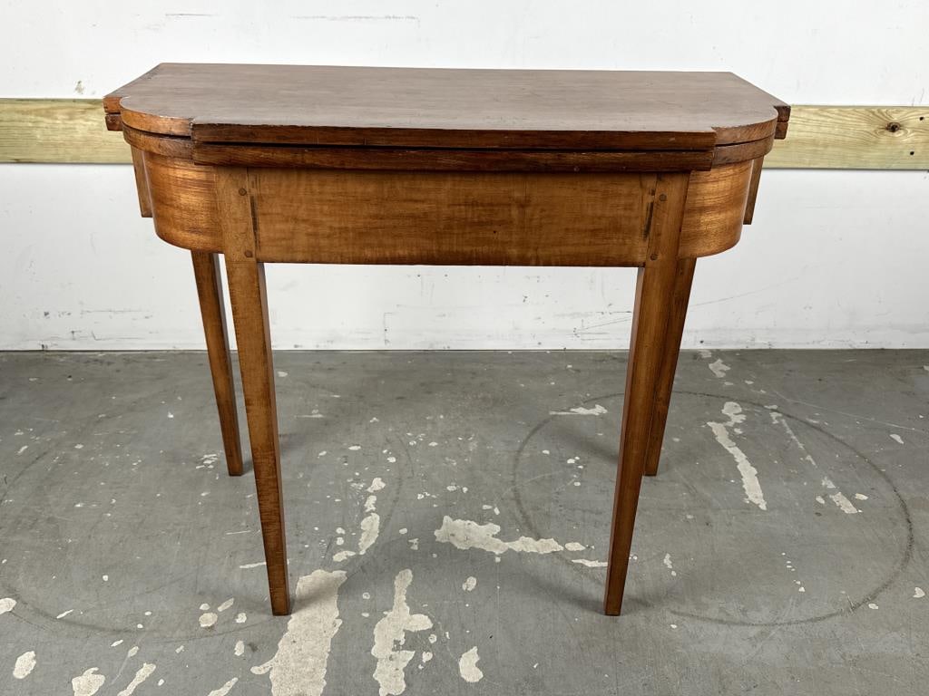 HEPPLEWHITE MAPLE AND MAPLE VENEER CARD TABLE New England, Early 19th Century Height 29.5". Width (1 of 4)