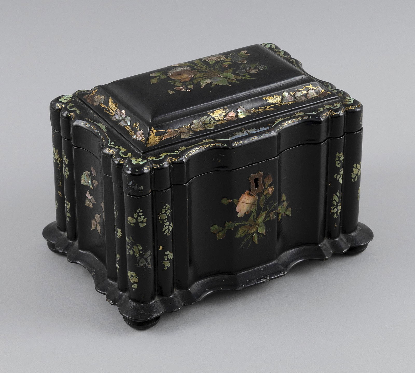 CHINESE LACQUER TEA CADDY Third Quarter of the 19th Century Height 5.75". Width 8.75". Depth 5.75".: CHINESE LACQUER TEA CADDYThird Quarter of the 19th CenturyPainted and inlaid mother-of-pearl floral decoration. Flattened ball feet.Height 5.75". Width 8.75". Depth 5.75".