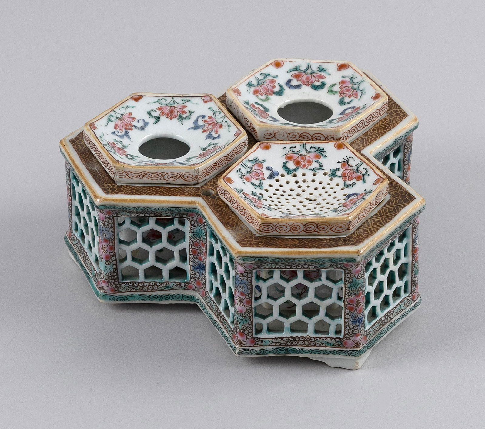 CHINESE EXPORT FAMILLE ROSE PORCELAIN DESK STANDISH First Half of the 19th Century Height 2.75".: CHINESE EXPORT FAMILLE ROSE PORCELAIN DESK STANDISHFirst Half of the 19th CenturyFormed as a honeycomb. Fitted for two inkwells and a sander.Height 2.75". Length 6.25". Provenance:Lynda Willauer An