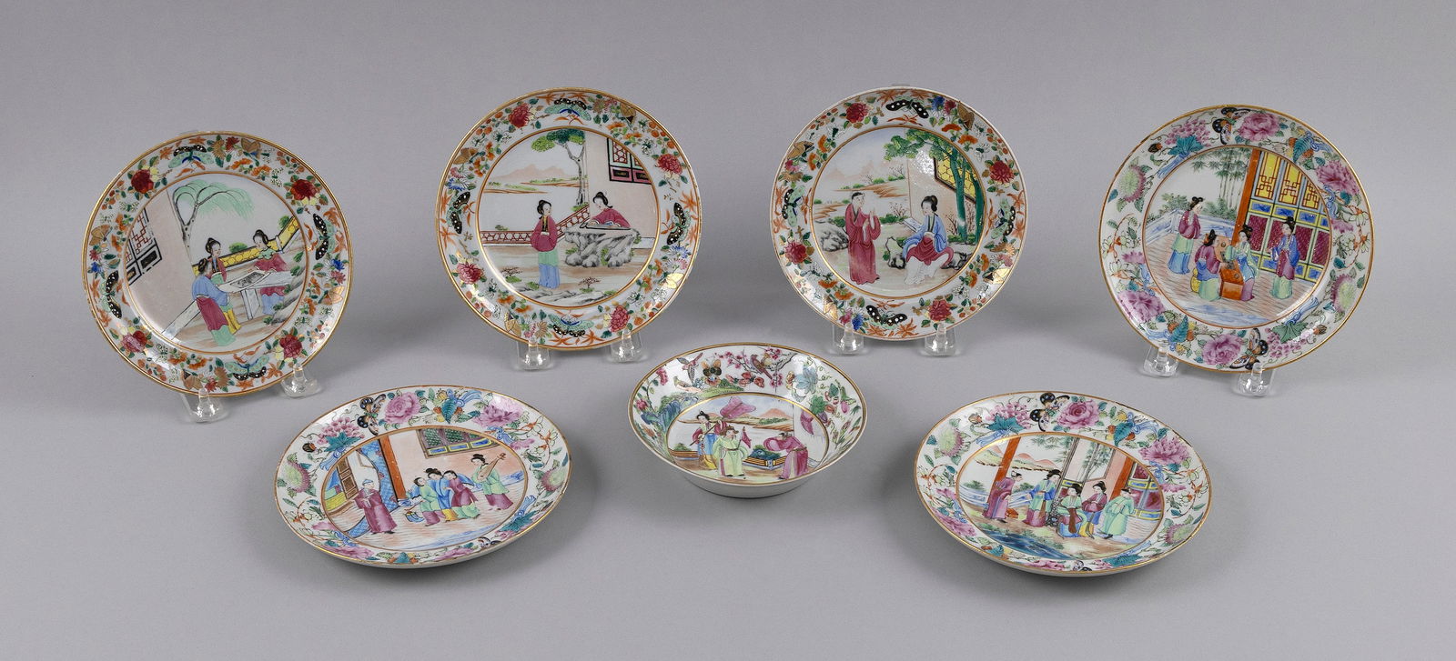 SEVEN PIECES OF CHINESE EXPORT PORCELAIN First Half of the 19th Century Shallow bowl diameter 5.25". (1 of 2)
