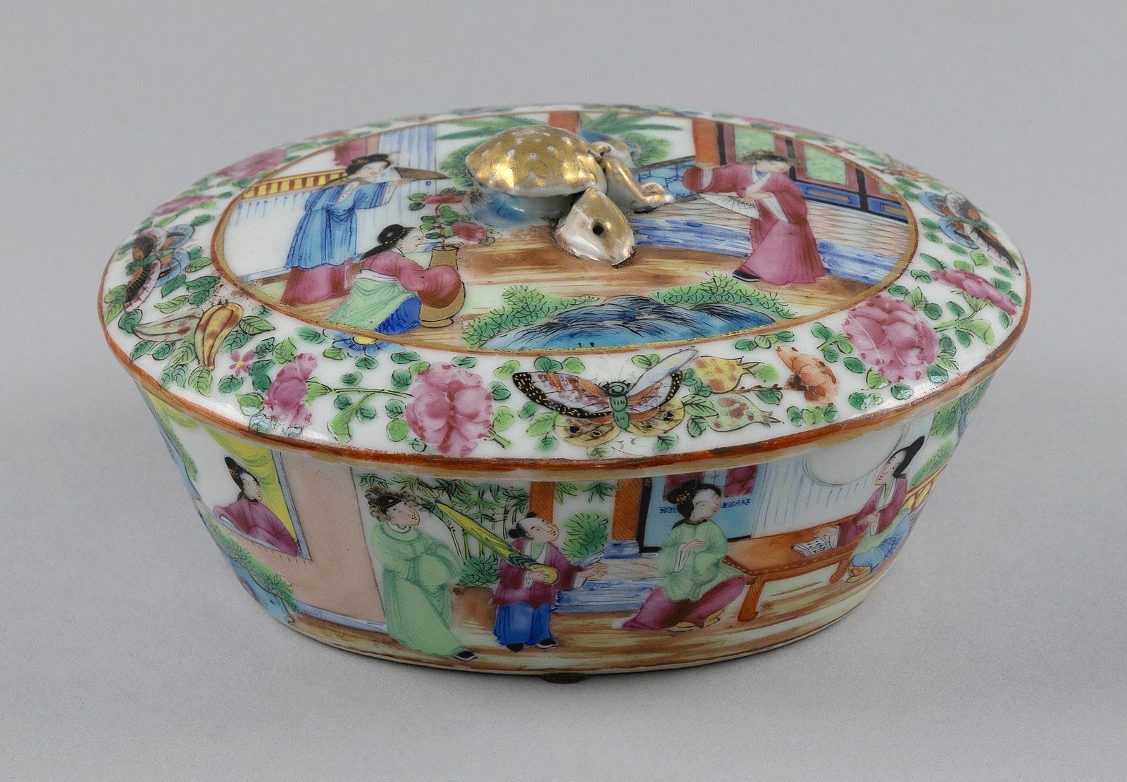 CHINESE EXPORT ROSE MANDARIN PORCELAIN COVERED BONBON DISH Mid-19th Century Height 2.75". Length: CHINESE EXPORT ROSE MANDARIN PORCELAIN COVERED BONBON DISHMid-19th CenturyFigural decoration with butterfly and insect borders.Height 2.75". Length 5.75".