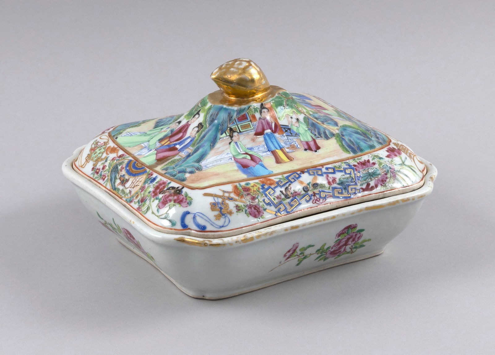 CHINESE EXPORT PORCELAIN COVERED VEGETABLE DISH 18th/Early 19th Century Height 5". Length 10". Width: CHINESE EXPORT PORCELAIN COVERED VEGETABLE DISH18th/Early 19th CenturyFigural decoration on lid and interior.Height 5". Length 10". Width 8.5".
