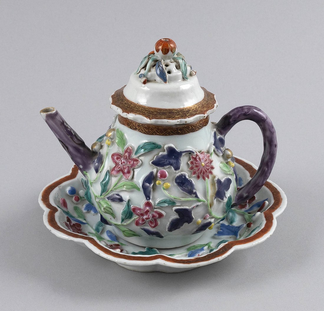 CHINESE EXPORT PORCELAIN TEAPOT WITH UNDERTRAY Second Half of the 18th Century Teapot height 5.75". (1 of 1)