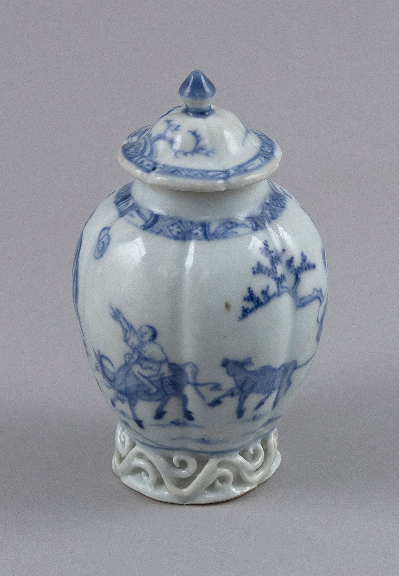 CHINESE BLUE AND WHITE PORCELAIN LIDDED TEA CADDY Late 18th Century Height 4.75".: CHINESE BLUE AND WHITE PORCELAIN LIDDED TEA CADDYLate 18th CenturyMelon-form body with sculpted scrolled foot.Height 4.75".