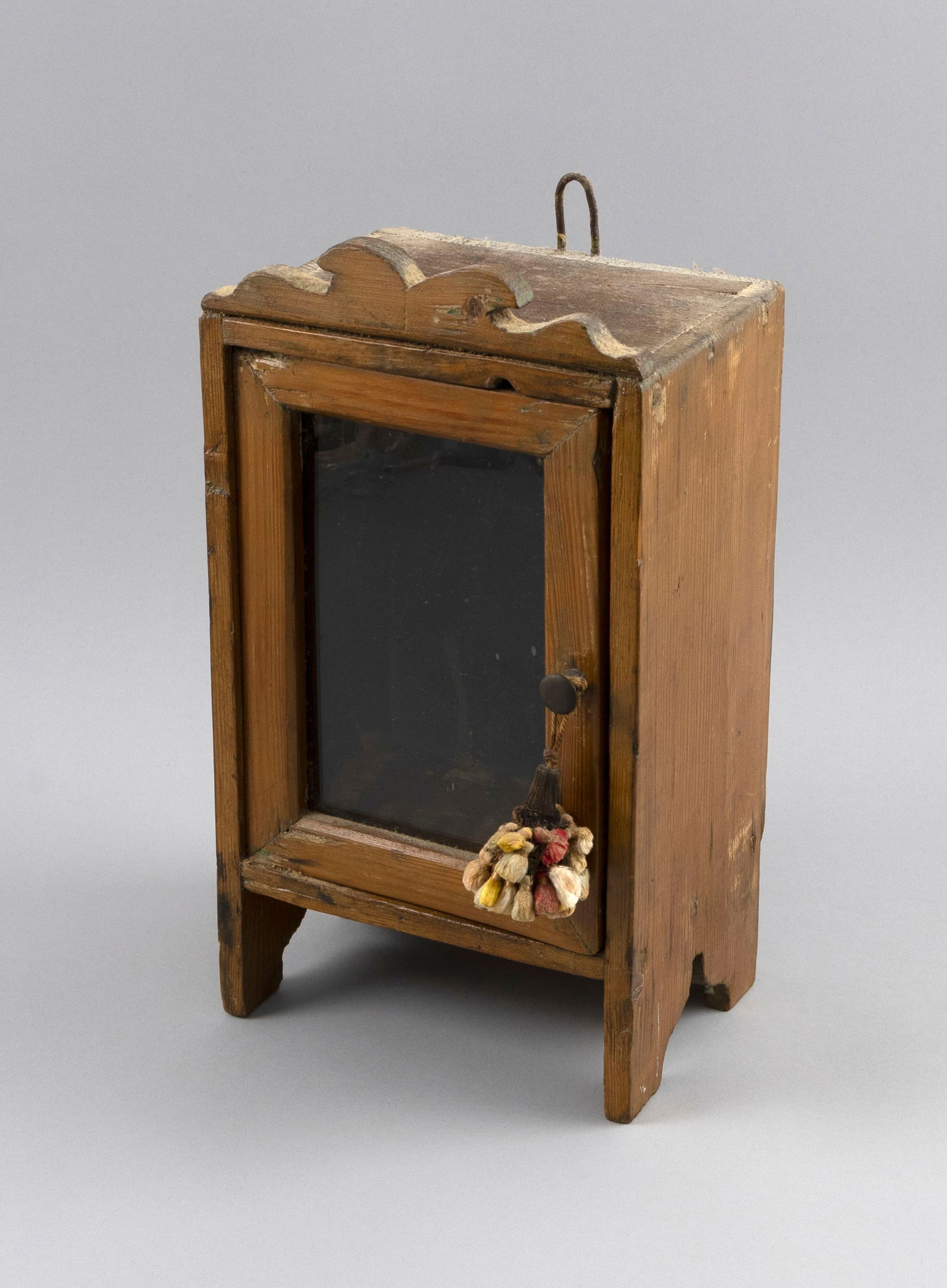 DIMINUTIVE PENNSYLVANIA YELLOW PINE DISPLAY CABINET First Half of the 19th Century Height 13.25". (1 of 4)
