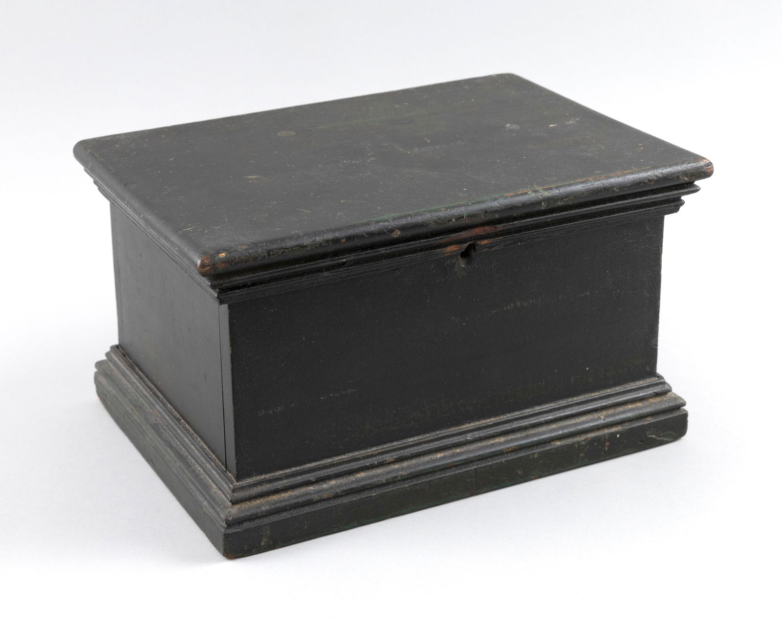 SMALL DEEP GREEN PAINTED PINE BOX Early 19th Century Height 6.5". Width 11". Depth 8". (1 of 4)