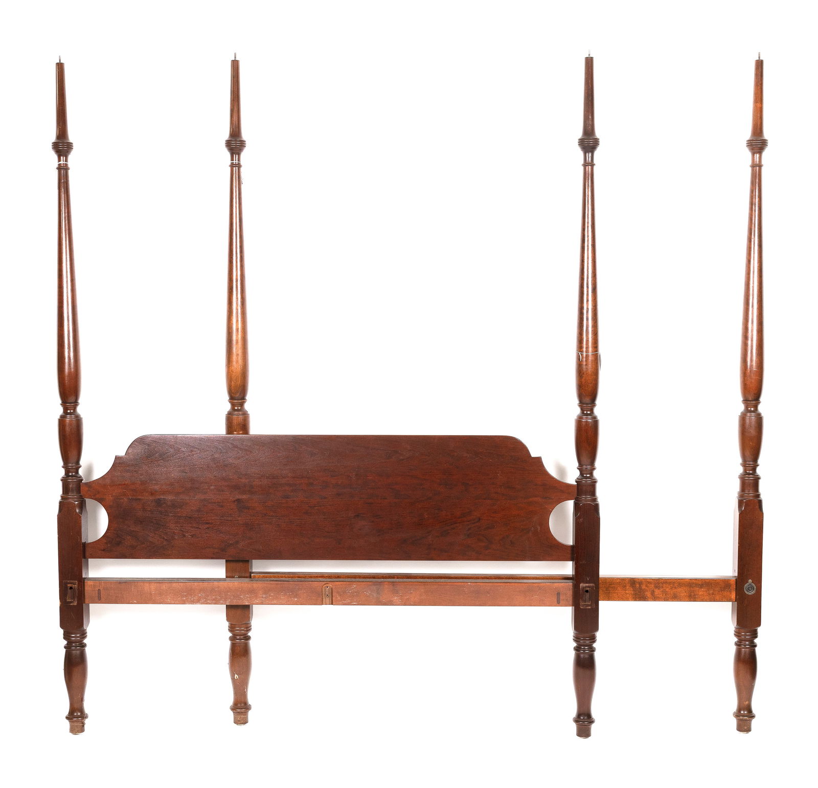 ELDRED WHEELER QUEEN-SIZE CHERRY BED Massachusetts, 20th Century Post heights 81". Headboard height (1 of 2)