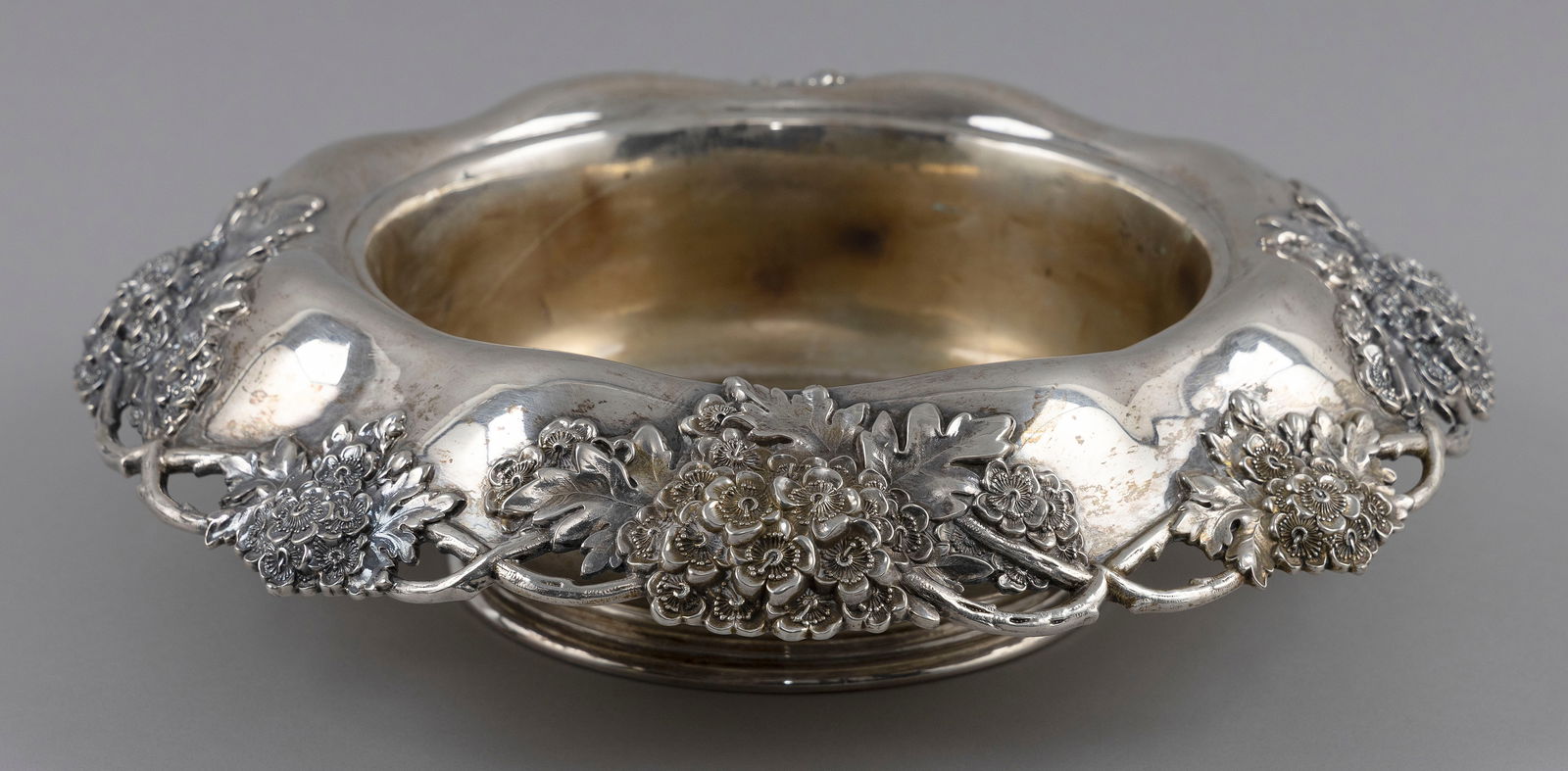 TIFFANY & CO. STERLING SILVER CENTERPIECE BOWL New York, Early 20th Century Approx. 35.3 troy oz. (1 of 1)