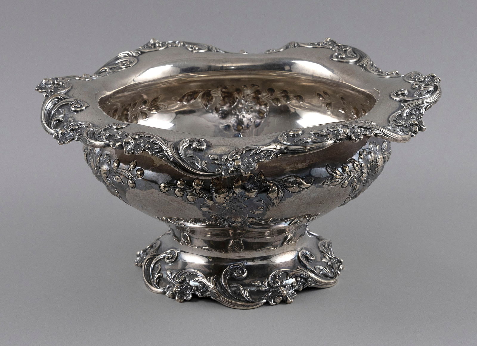 REED & BARTON STERLING SILVER FOOTED CENTERPIECE BOWL Massachusetts, Early 20th Century Approx. 42.0 (1 of 1)