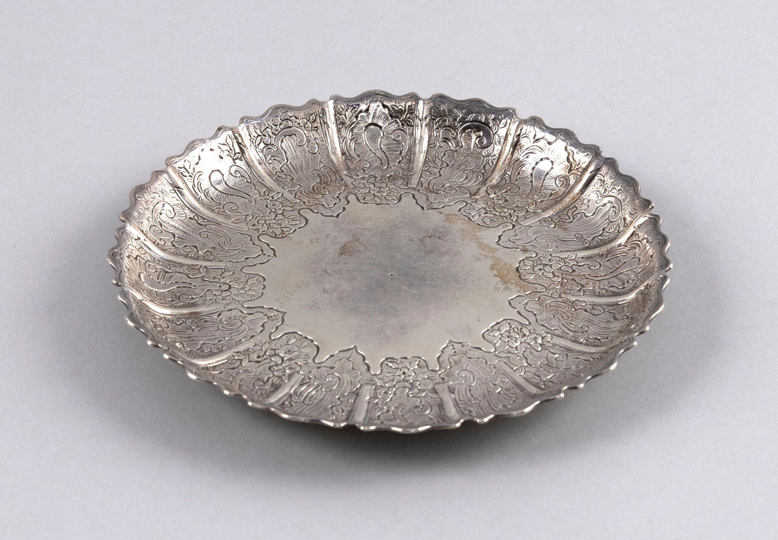 GEORGE II STERLING SILVER SALVER BY PAUL DE LAMERIE London, 1740 Approx. 6.7 troy oz. (1 of 4)