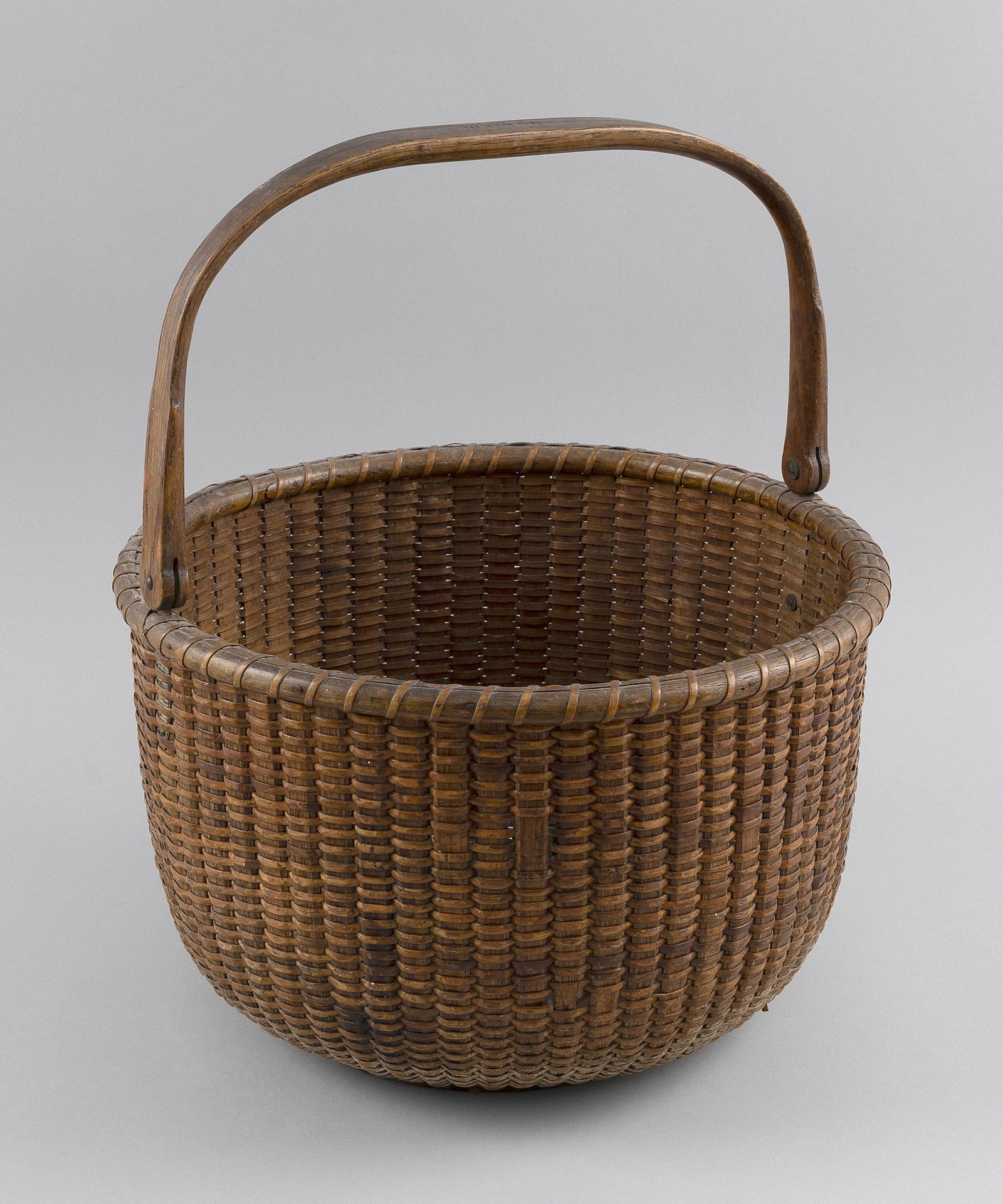 LARGE NANTUCKET BASKET 20th Century Height 8.5". Diameter 13". (1 of 1)
