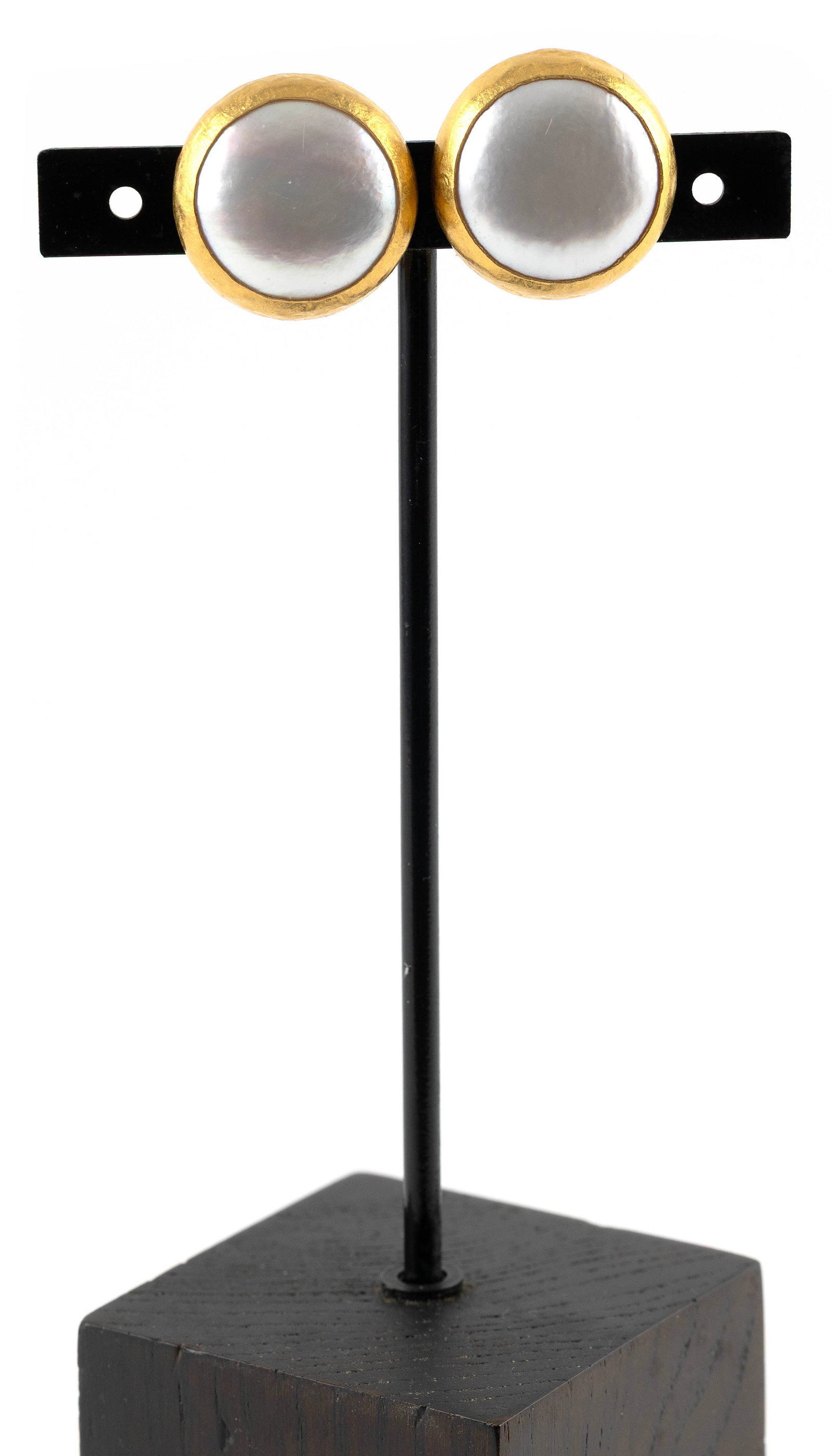 PAIR OF 22KT YELLOW GOLD AND MABE PEARL EARRINGS Approx. 10.0 total dwt.: PAIR OF 22KT YELLOW GOLD AND MABE PEARL EARRINGSEach with one approx. 20.0mm round mab? pearl. Omega clip backs. Stamped. Approx. 23.0mm.Approx. 10.0 total dwt.