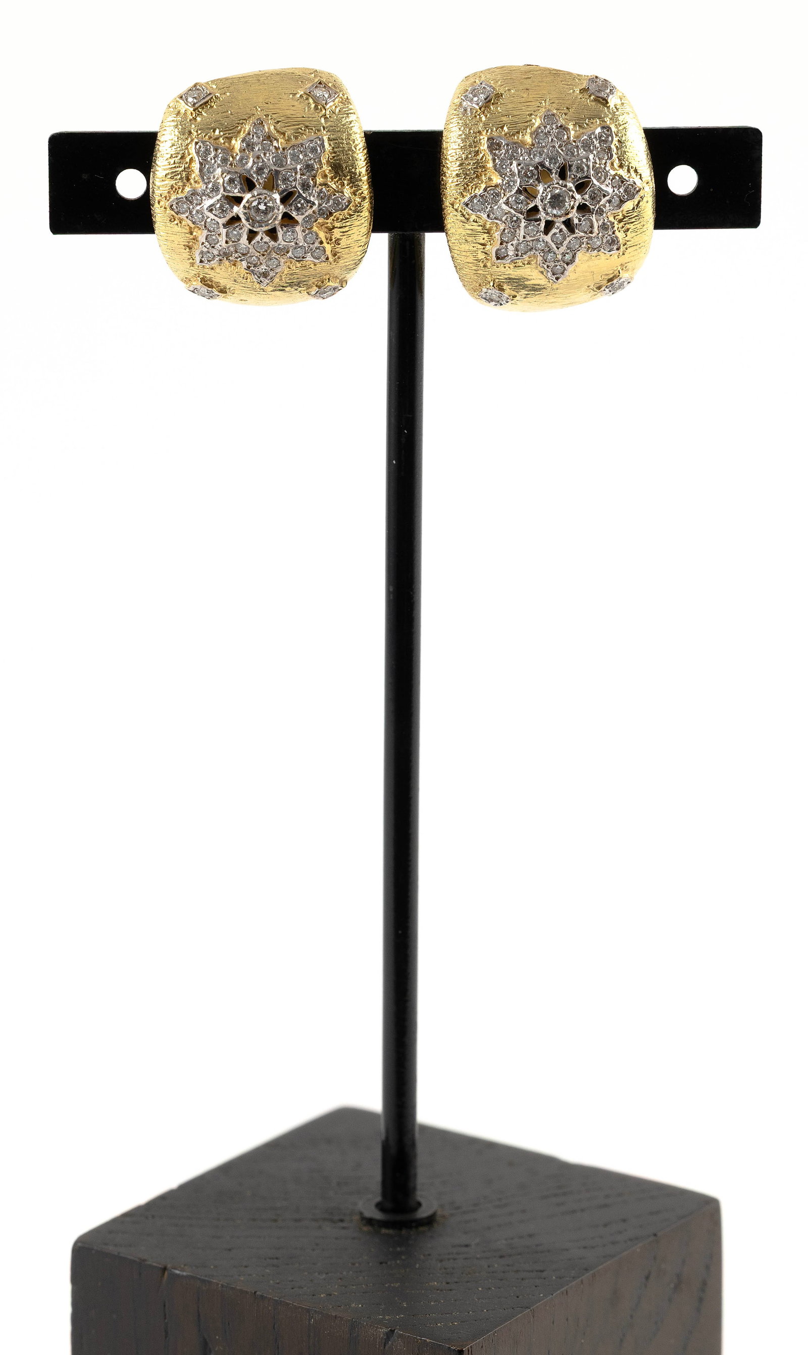 PAIR OF 18KT YELLOW GOLD AND DIAMOND EARRINGS Approx. 19.1 total dwt.: PAIR OF 18KT YELLOW GOLD AND DIAMOND EARRINGSSnowflake design with 90 diamonds total, approx. 1.00 ctw. Omega clip backs. Stamped. Approx. 21.0 x 24.0mm.Approx. 19.1 total dwt.