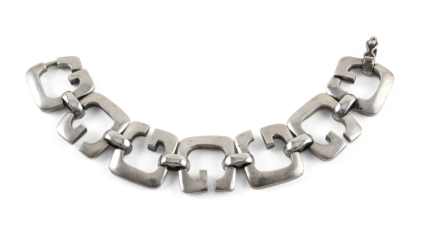 STERLING SILVER FLEXIBLE LINK BRACELET Approx. 80.5 total dwt.: STERLING SILVER FLEXIBLE LINK BRACELETBox clasp with fold-over safety. Stamped. Width approx. 27.0mm. Length 8".Approx. 80.5 total dwt.