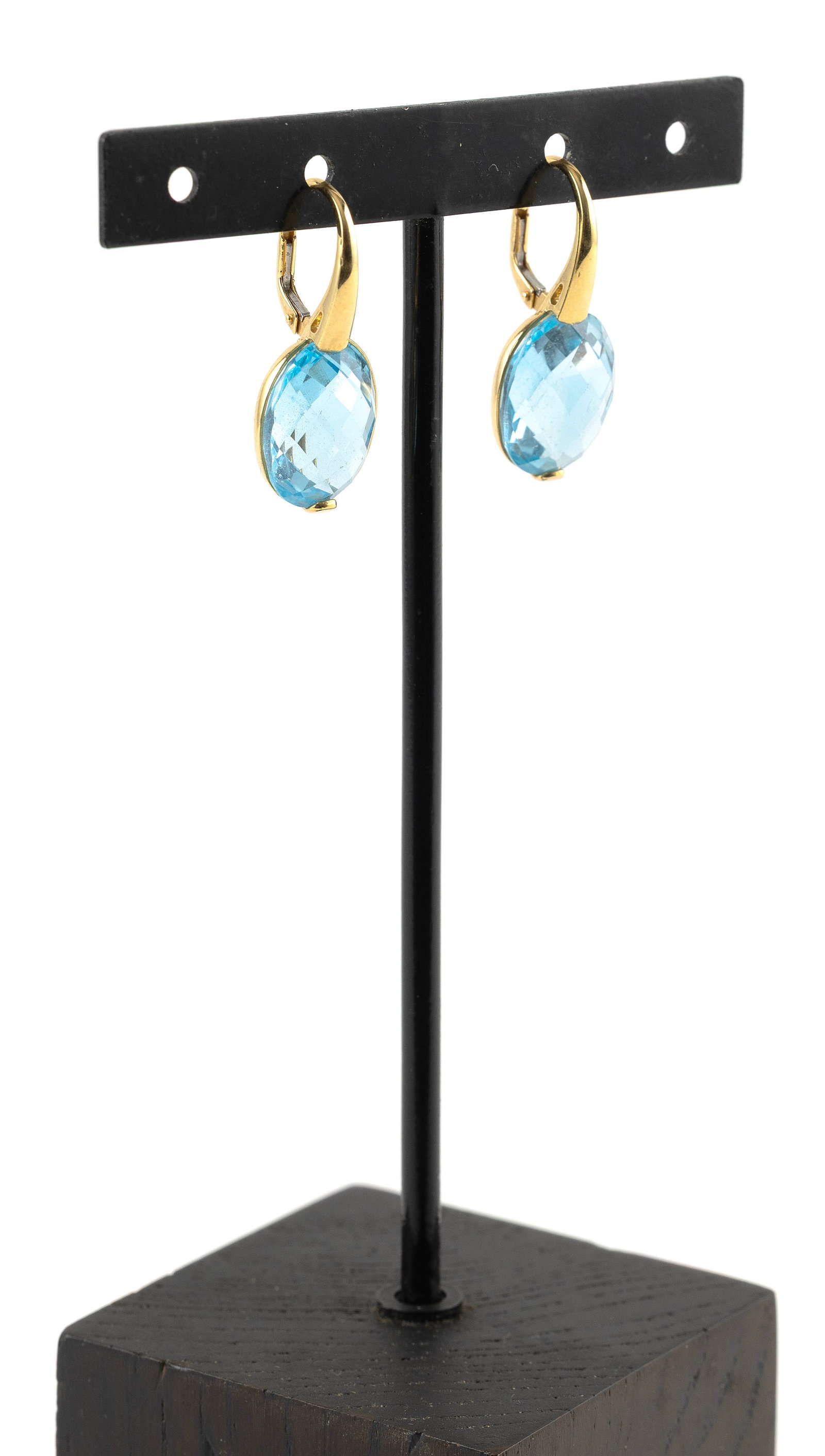 PAIR OF 18KT YELLOW GOLD AND BLUE TOPAZ DROP EARRINGS Approx. 6.3 total dwt.: PAIR OF 18KT YELLOW GOLD AND BLUE TOPAZ DROP EARRINGSEach with one approx. 12.0 x 14.0mm faceted blue topaz. Hinged lever backs. Stamped. Approx. 12.0 x 30.0mm.Approx. 6.3 total dwt.